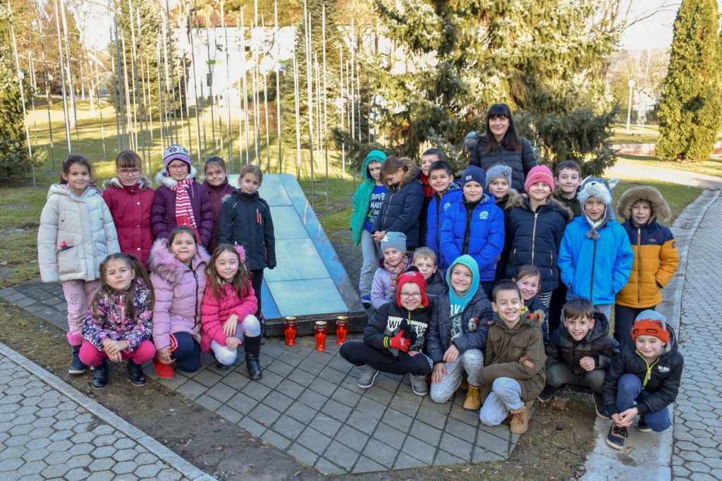 učenici košuna sa učiteljicom Leko u gradskom parku