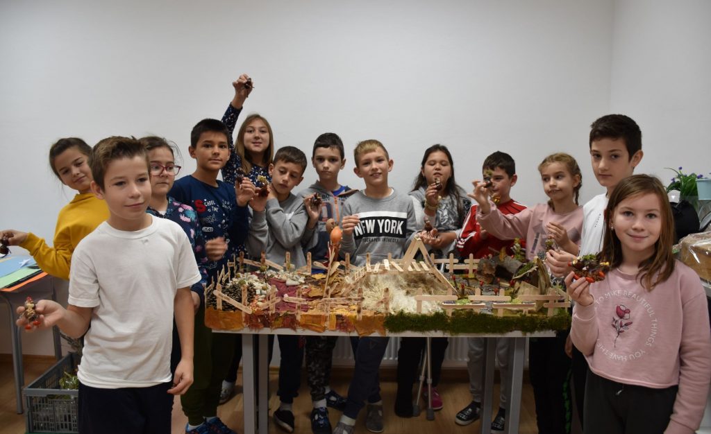 VIA Bljesak i djeca iz katoličke osnovne škole u novskoj